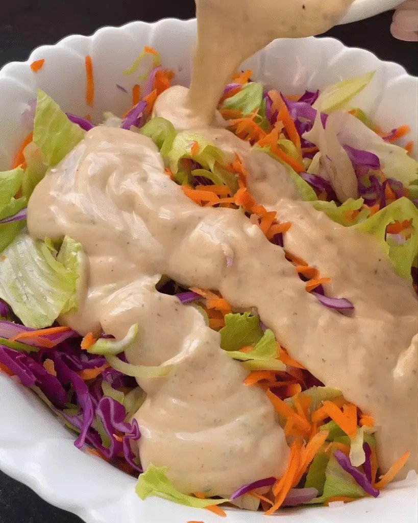 Ensalada con salsa cremosa